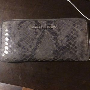 Michael Kors wallet amazing condition!